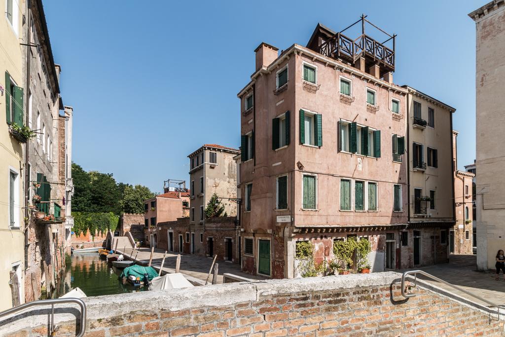 7 Windows On Venecia